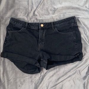 BLACK JEAN SHORTS